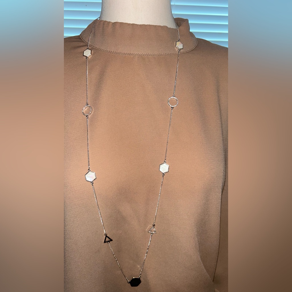 Taramanda Silver Tone Station Necklace Hexagon Circle Triangle Pendant White 10$